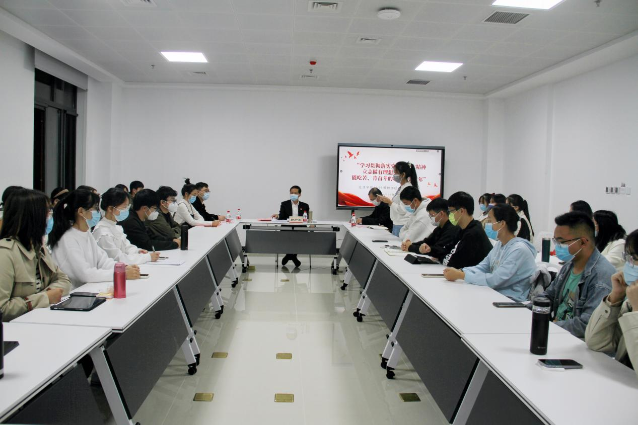 郭广生为经济学院师生上思政课