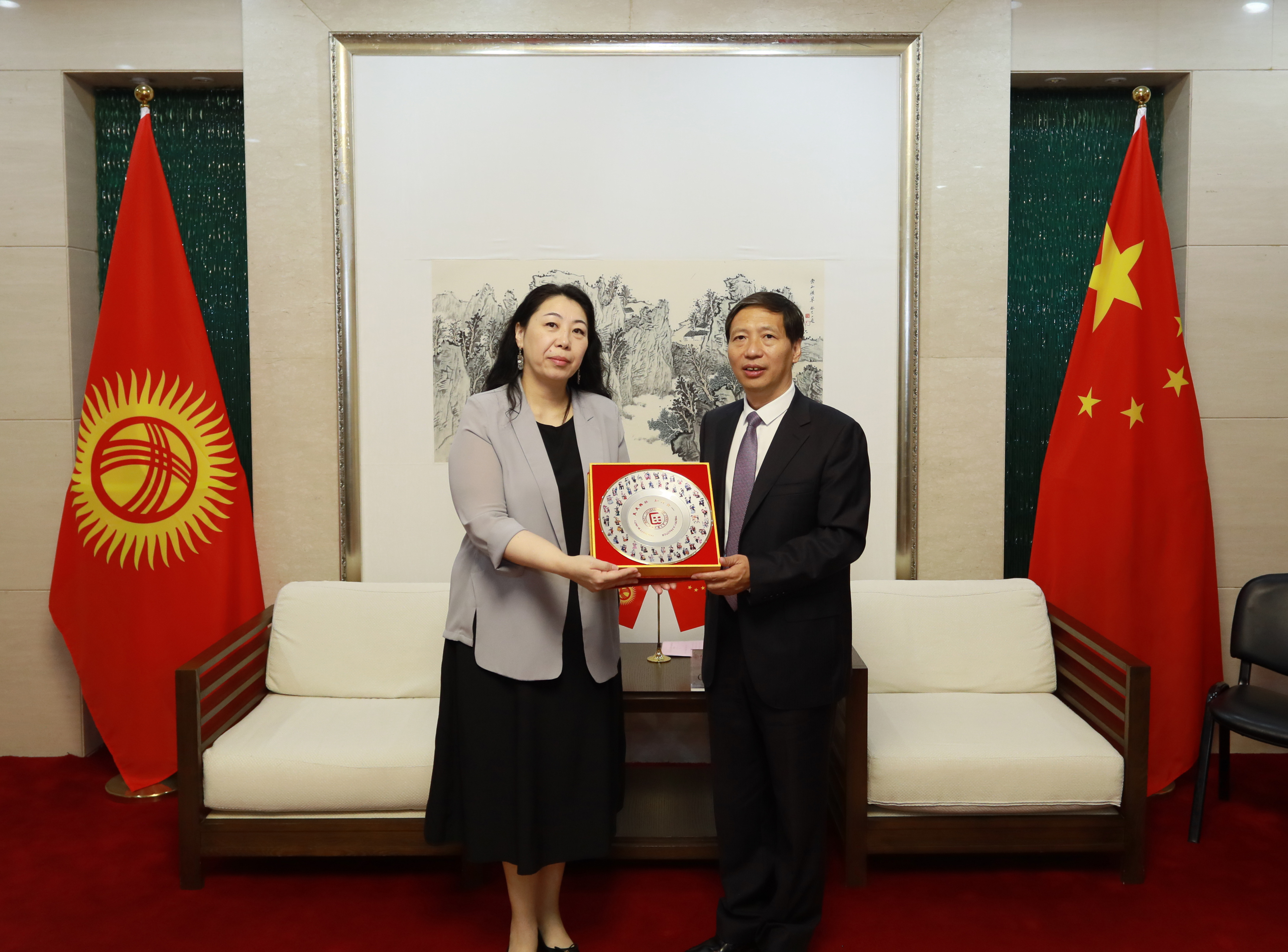 吉尔吉斯共和国驻华大使巴克特古洛娃访问星空平台客服